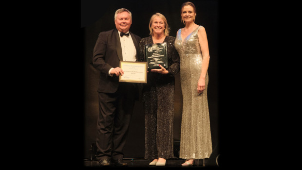 Honoured as the best pet shipping airline in the Americas region (from left): Simon Jackson (IPATA Past President), Mirjam Scherer (Director Verticals / Global Head Specials, Air France/KLM/Martinair Cargo), and Hazel Imrie (IPATA President).