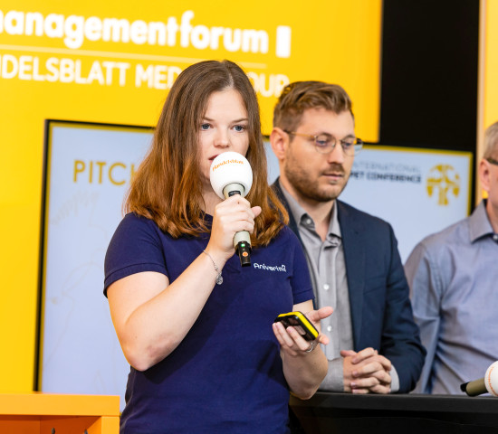 The five nominated newcomers will present themselves and their products/services to a large audience in five-minute live pitches in each case at the International Pet Conference in Brussels.The photos show the lives-pitches at the 2022 conference in Bologna.