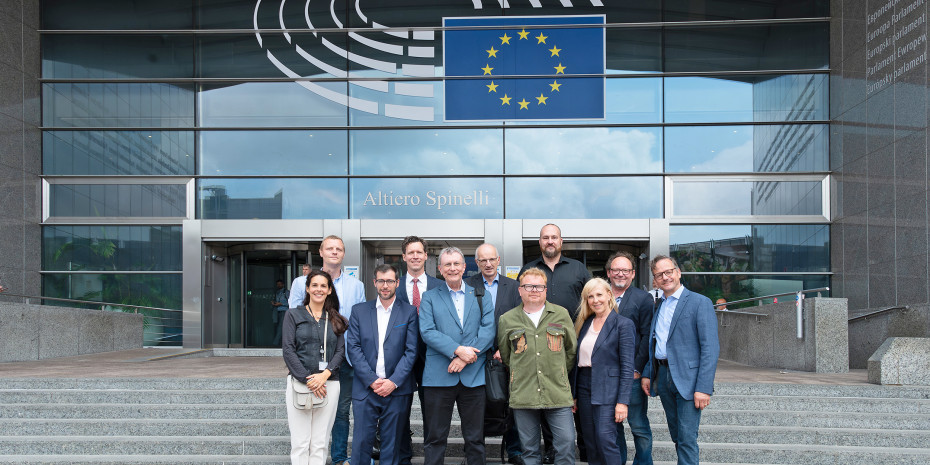 The EPO wants to show strength, in the picture (from left) Nathalie Gamain (EPO, Belgium), Nick Hustinx (Hustinx Aquaristiek, Belgium) Thomas Le Rudulier (JAF, France), Gordon Bonnet (ZZF, Germany), Svein A. Fosså (NZB, Norway), Dr. Stefan Hetz (ZZF, Germany) Olivier Dominikowski (PRODAF, France), Martin Höhle (The Pet Factory, Germany), Heike Mundt Poettgen (Papageienpark Bochum, Germany), Volker Ennenbach (Das Tropenhaus, Germany), Dr. med. vet. Olaf Türck (Fressnapf, Germany).