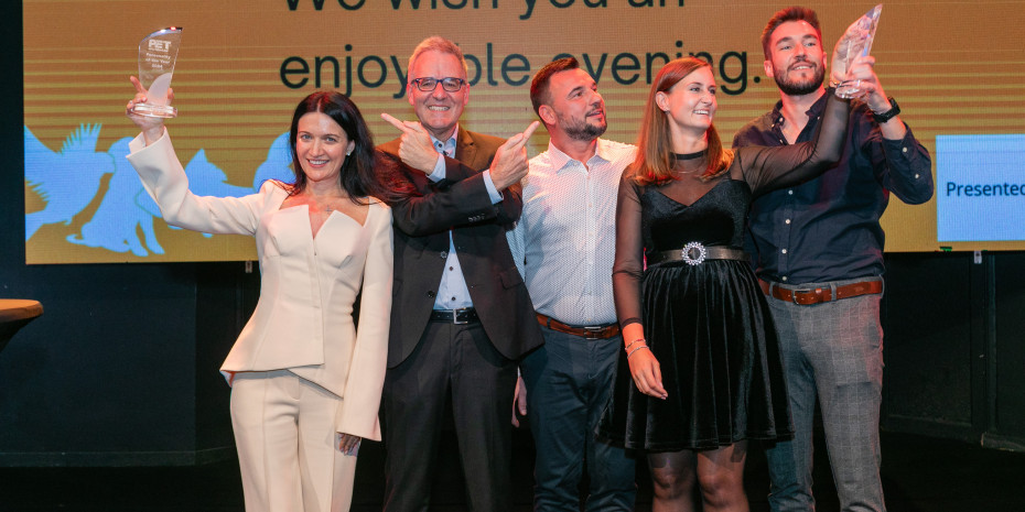 Polina Kosharna, Personality  of the Year 2024 (left), and the team from Fiboo, winner of the  Best Newcomer Award 2024,  received the awards from  Ralf Majer-Abele, Editor-in-Chief  of pet and PET worldwide  (second from left).