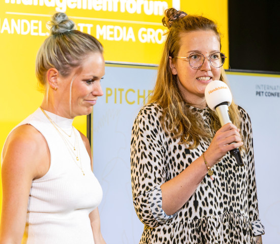 The five nominated newcomers will present themselves and their products/services to a large audience in five-minute live pitches in each case at the International Pet Conference in Brussels.The photos show the lives-pitches at the 2022 conference in Bologna.